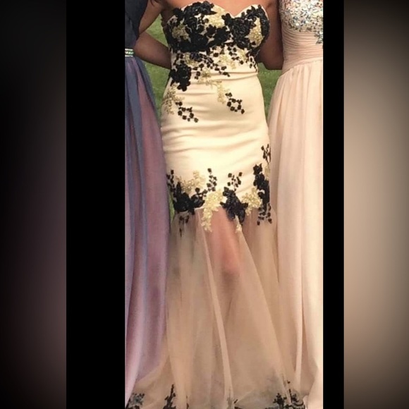 Elegant Black and Cream Lace Dress - Picture 5 of 7